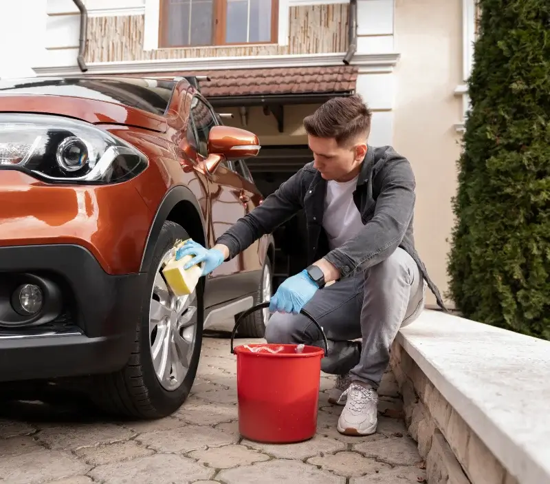 Lavage auto à domicile Chalain-d'Uzore : professionnel intervenant sur un véhicule